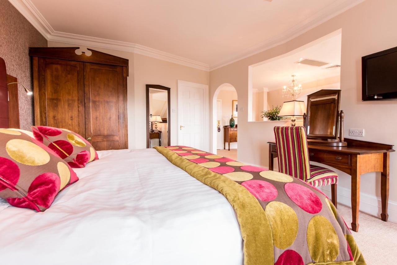 The Culloden Estate And Spa Холивуд Екстериор снимка A bedroom at the hotel