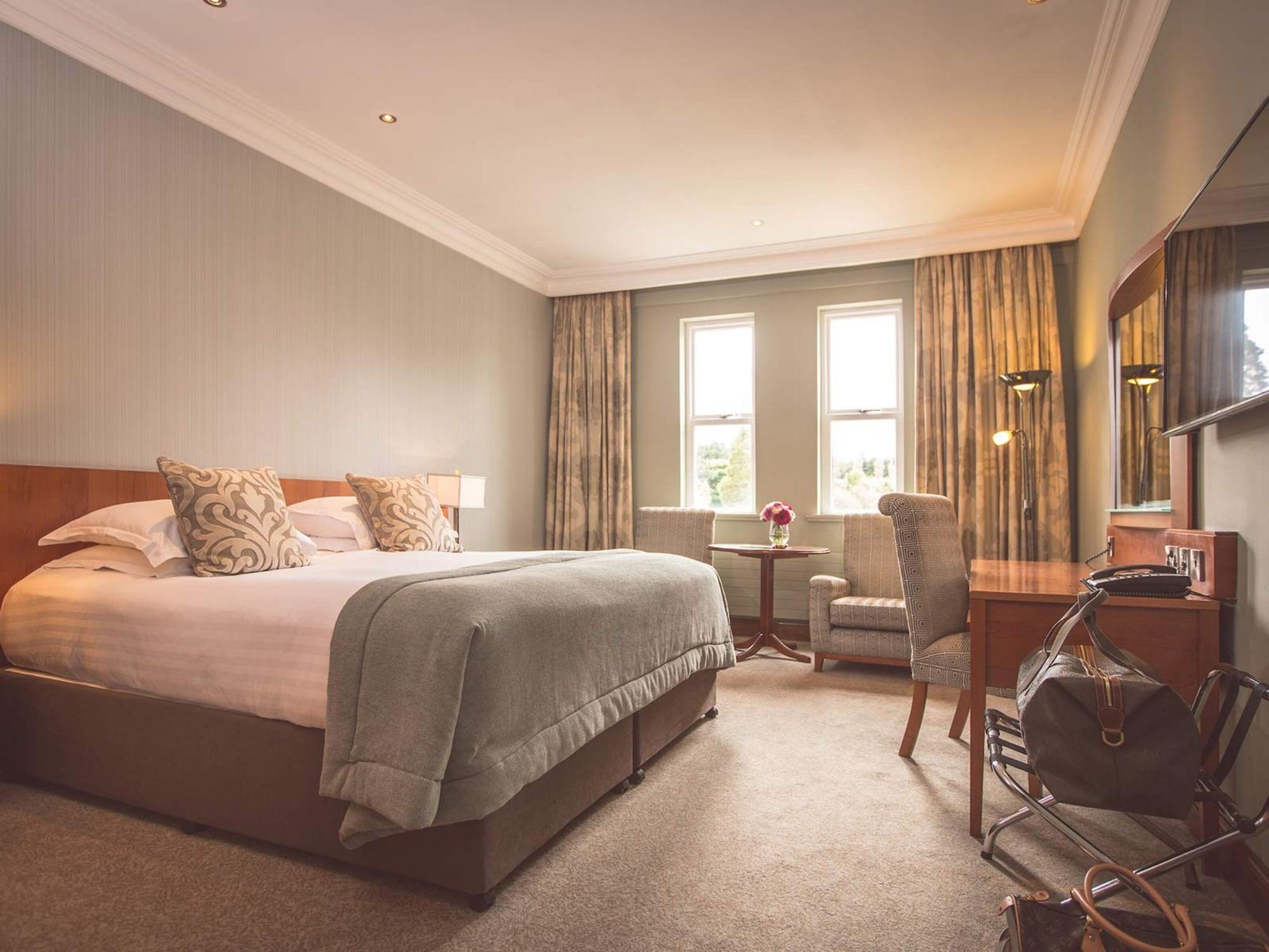 The Culloden Estate And Spa Холивуд Екстериор снимка A bedroom at the hotel