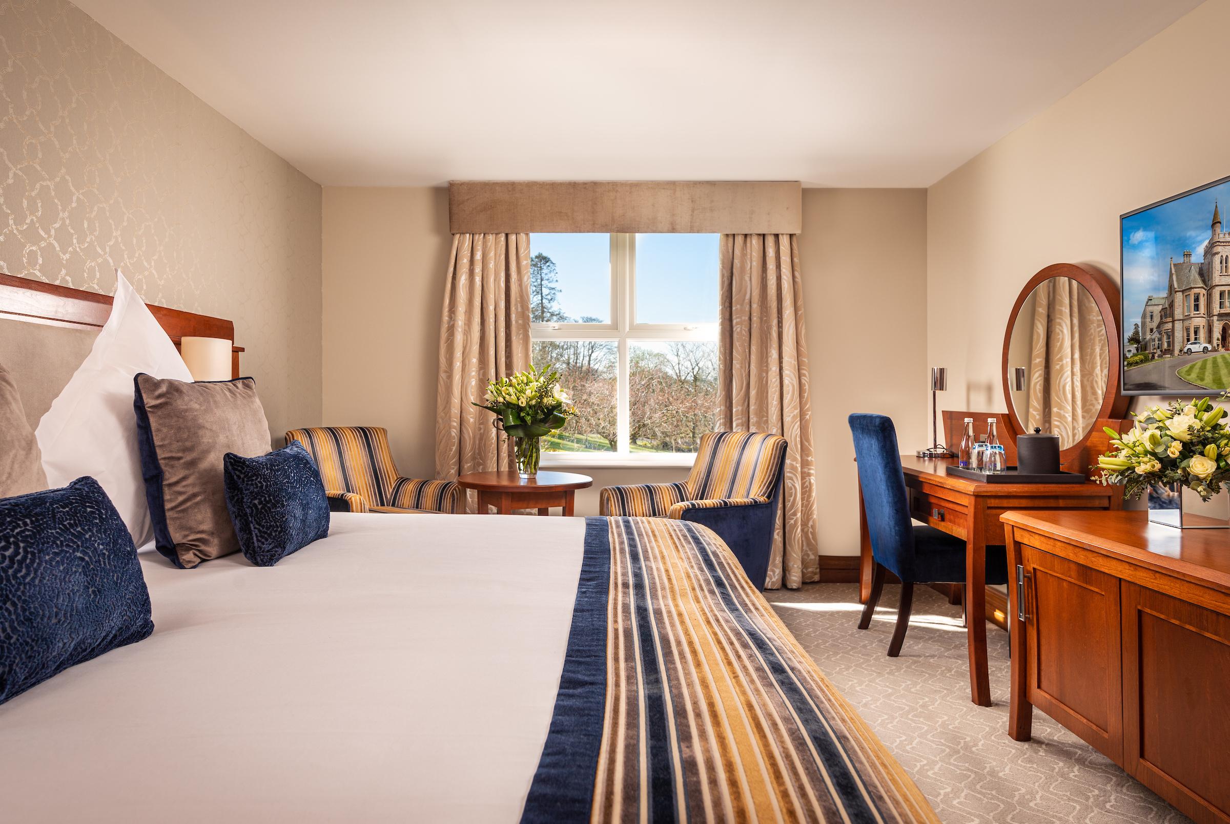 The Culloden Estate And Spa Холивуд Екстериор снимка A bedroom at the Killarney International Hotel