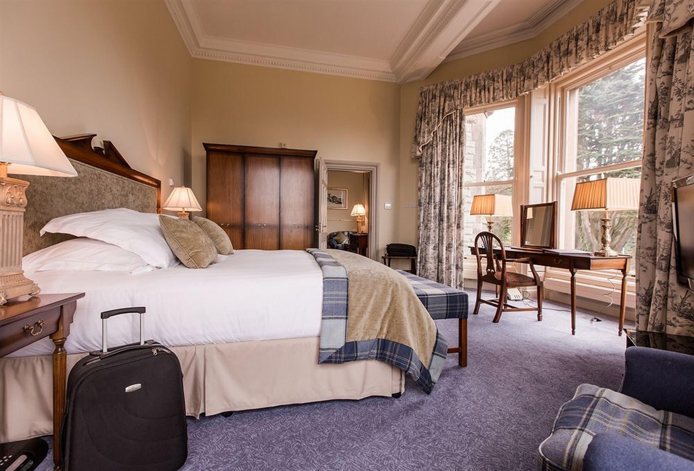 The Culloden Estate And Spa Холивуд Екстериор снимка A bedroom at the hotel