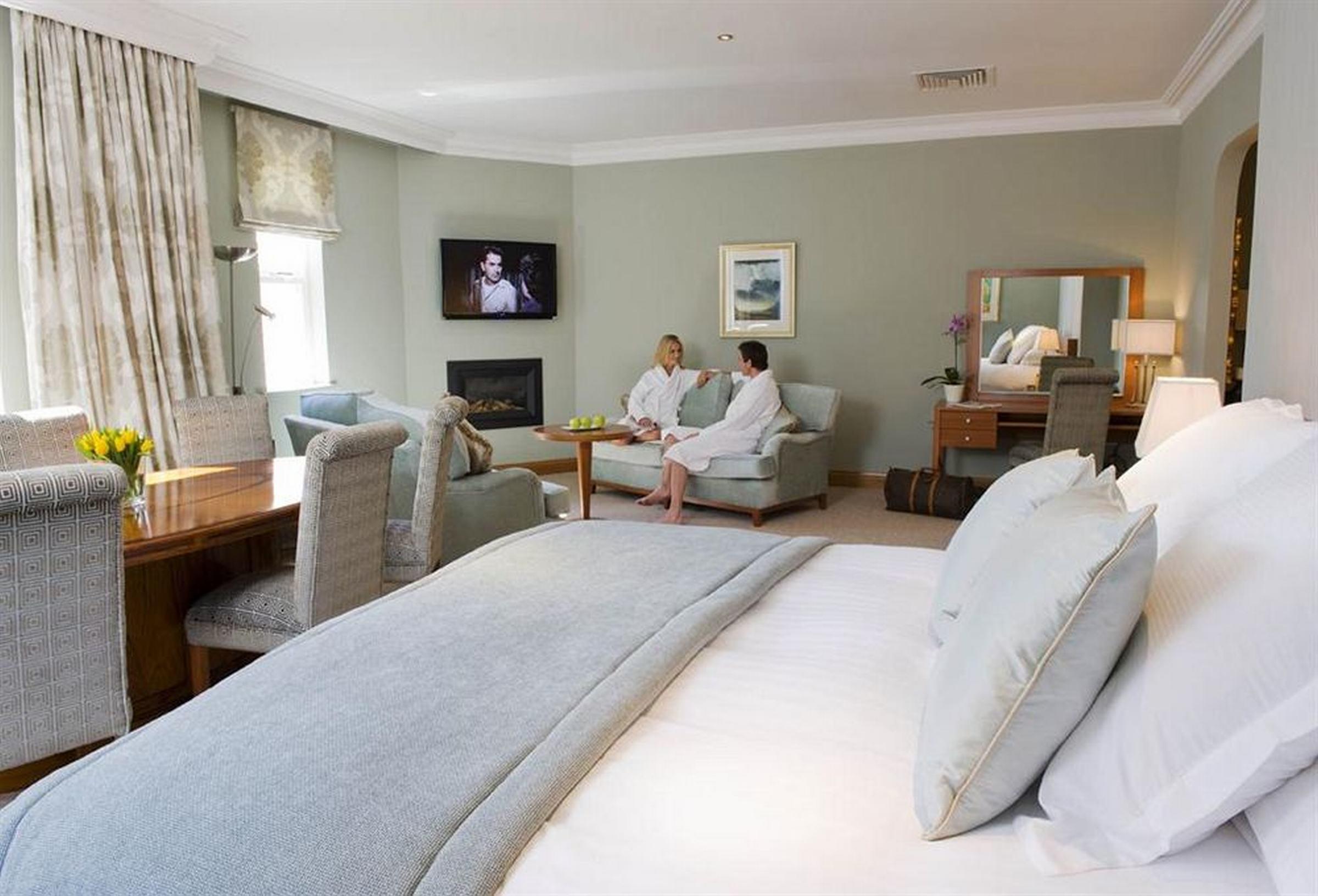The Culloden Estate And Spa Холивуд Стая снимка A suite at the hotel