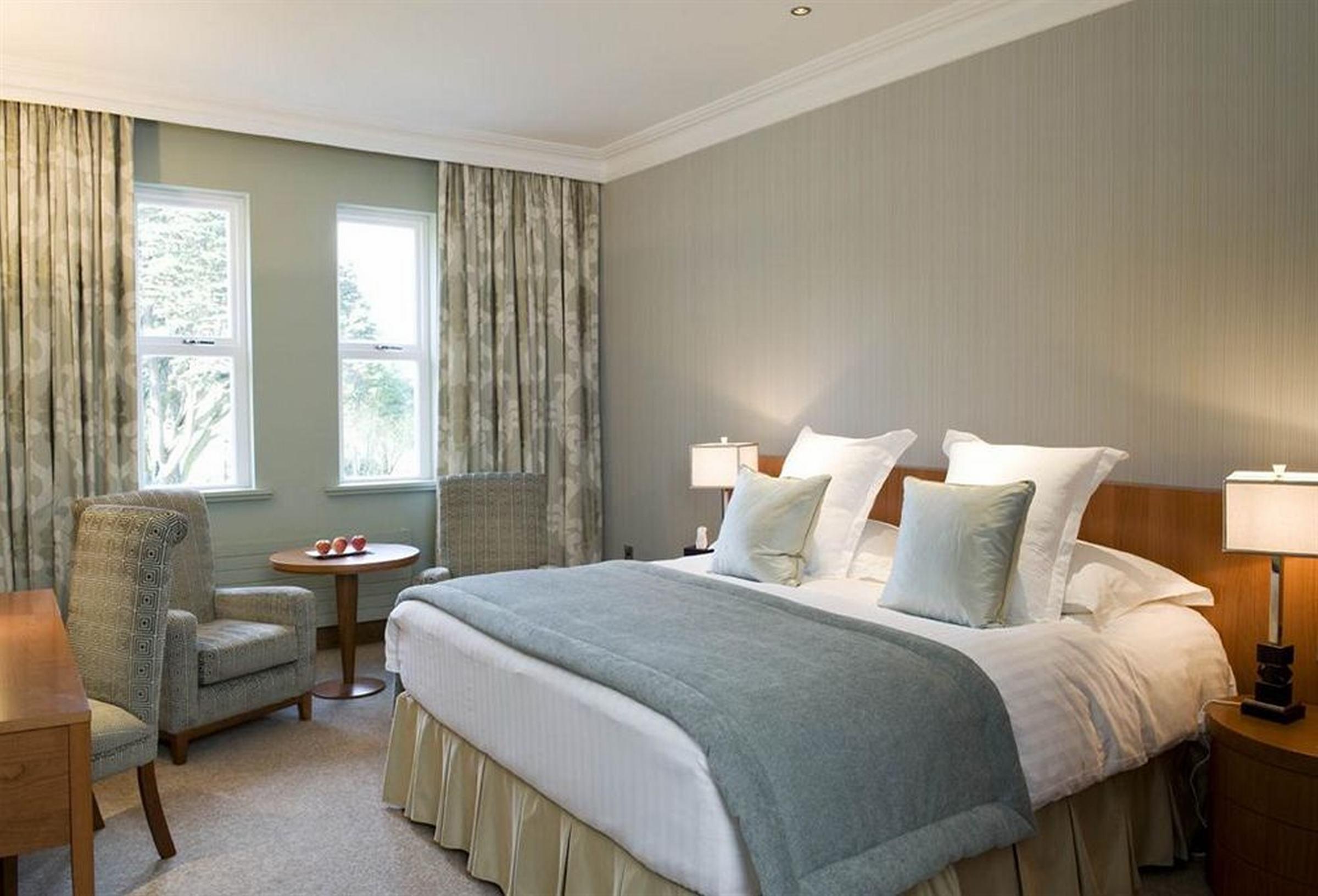 The Culloden Estate And Spa Холивуд Екстериор снимка A bedroom at the hotel
