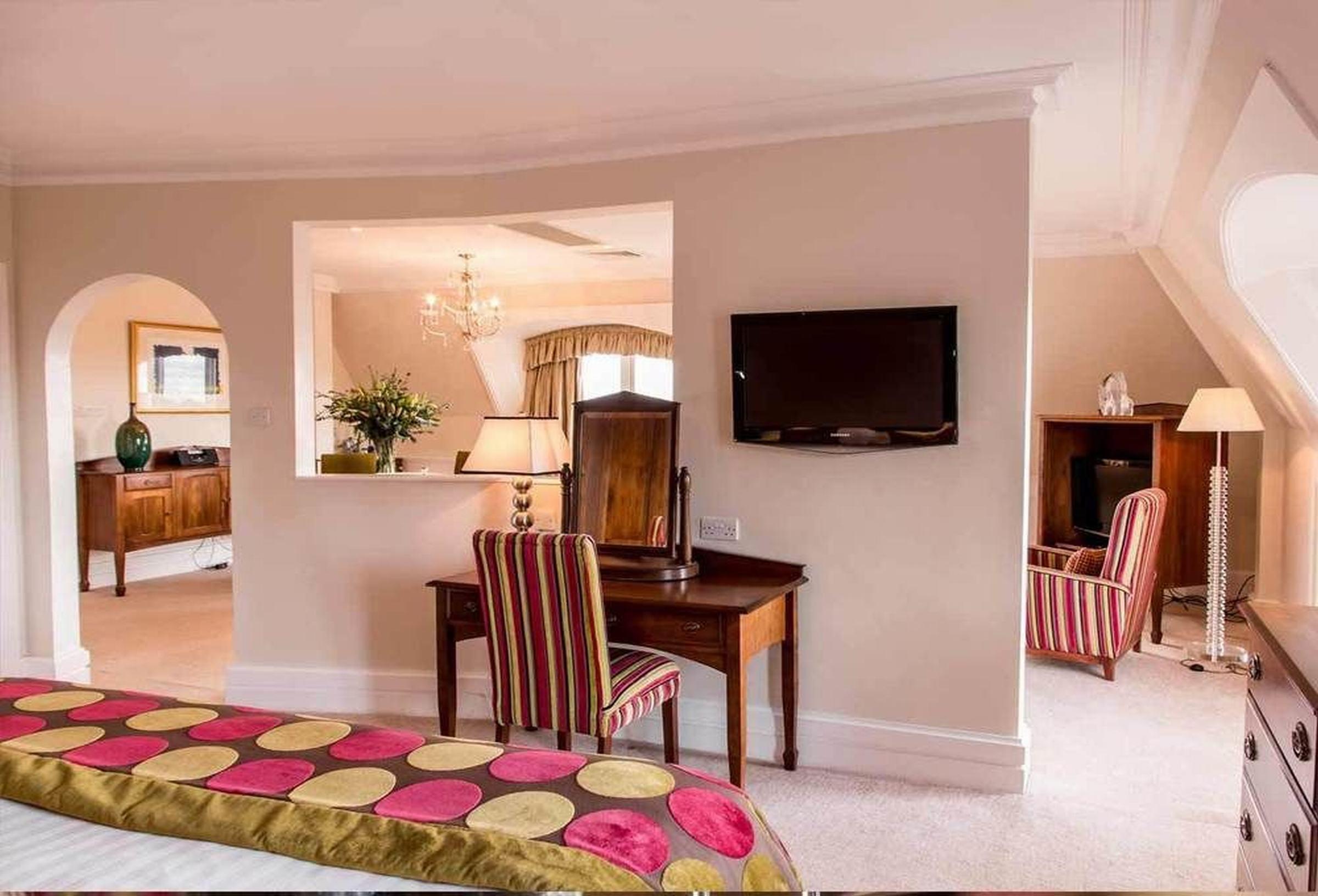 The Culloden Estate And Spa Холивуд Екстериор снимка A suite at the hotel