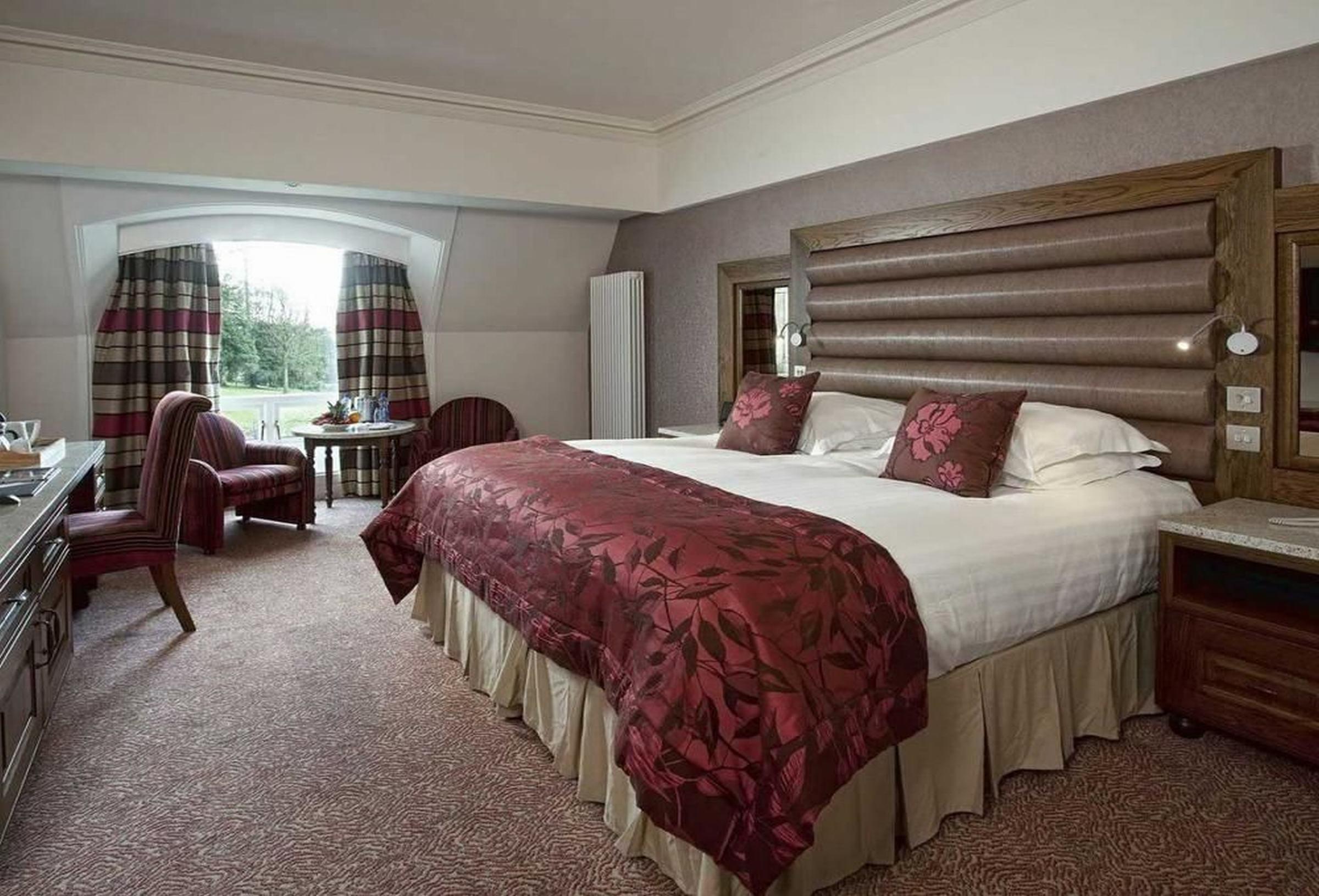 The Culloden Estate And Spa Холивуд Екстериор снимка A bedroom at the hotel