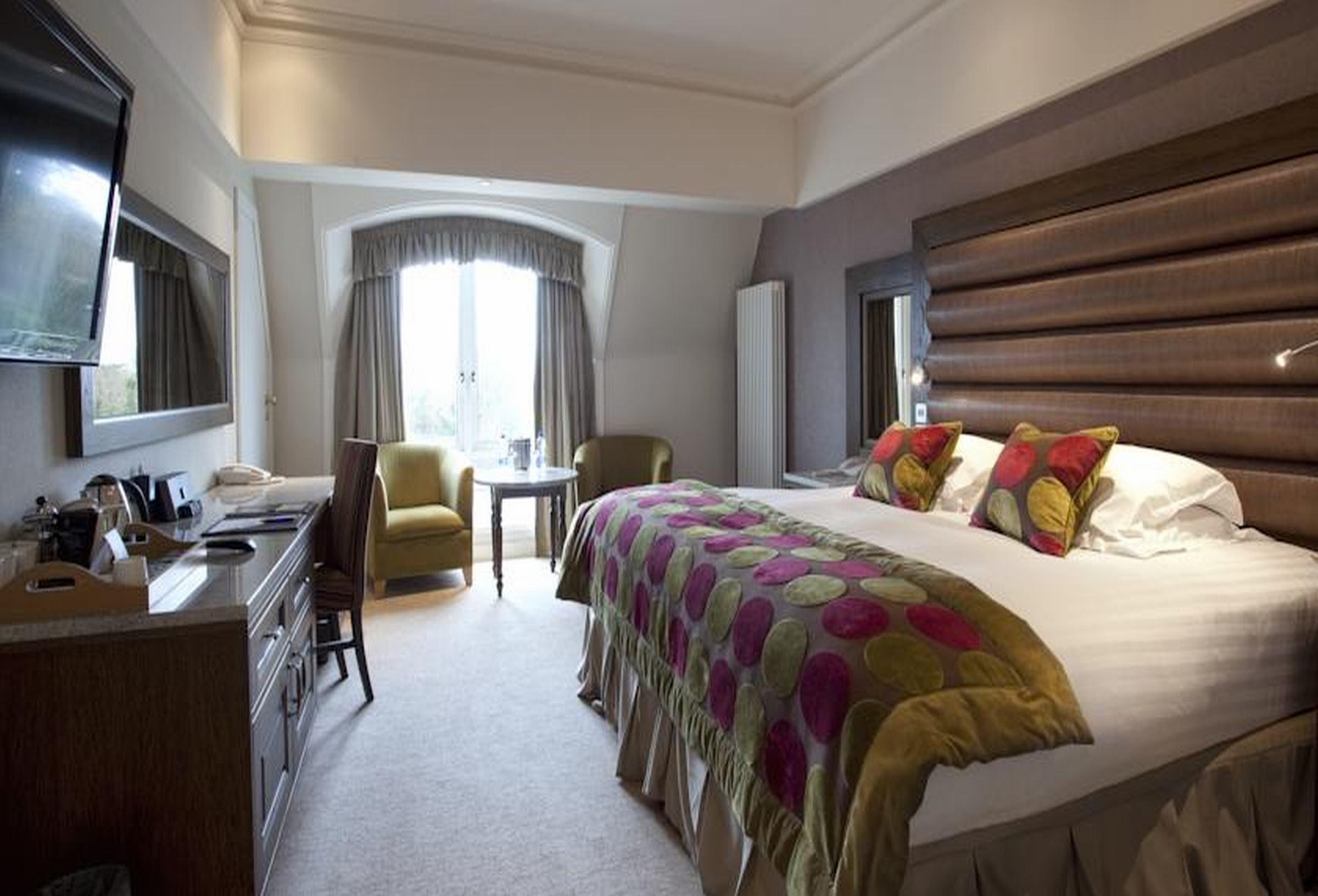 The Culloden Estate And Spa Холивуд Екстериор снимка A bedroom at the hotel