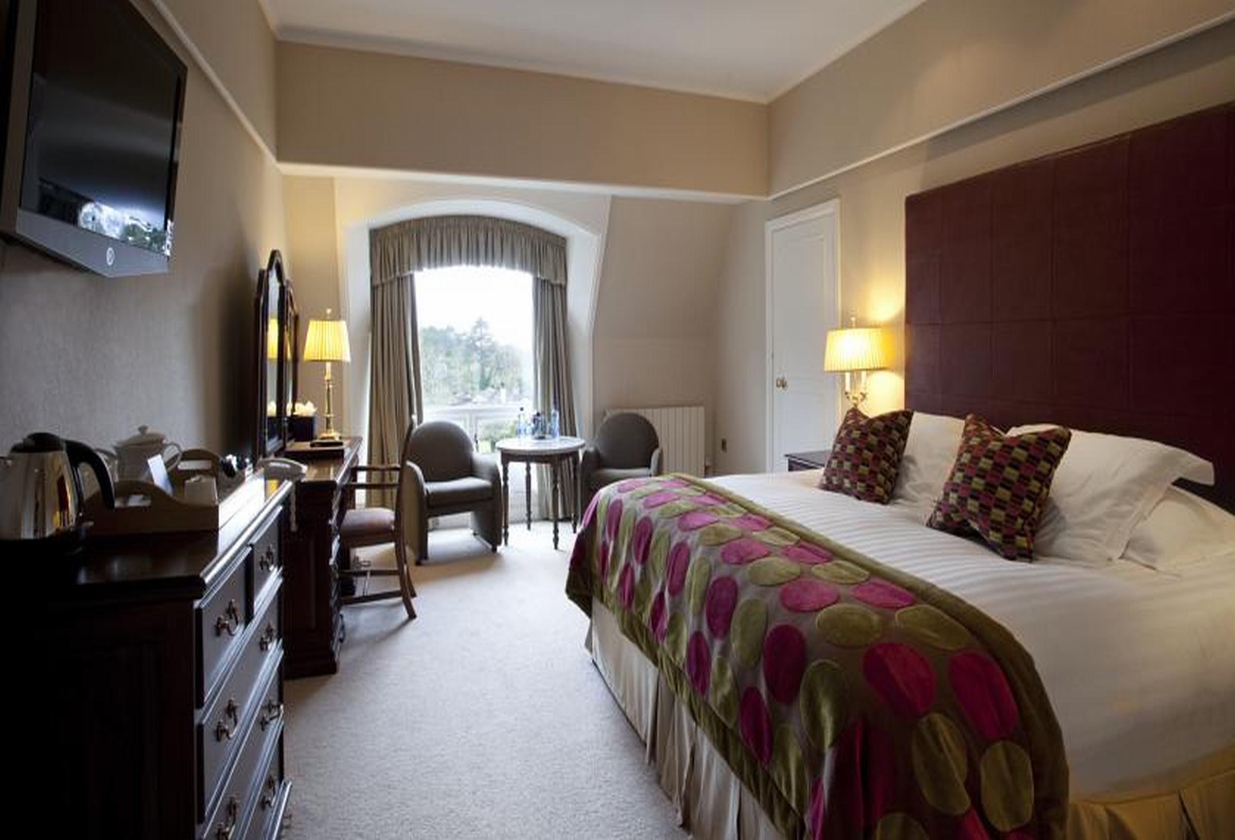 The Culloden Estate And Spa Холивуд Екстериор снимка A bedroom at the hotel
