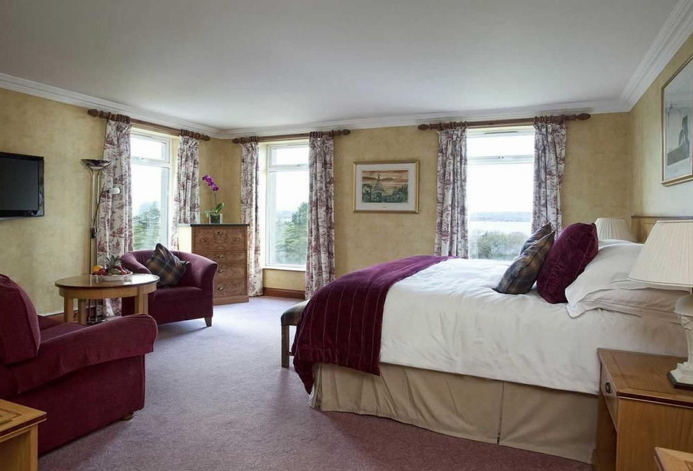The Culloden Estate And Spa Холивуд Екстериор снимка A bedroom at the hotel
