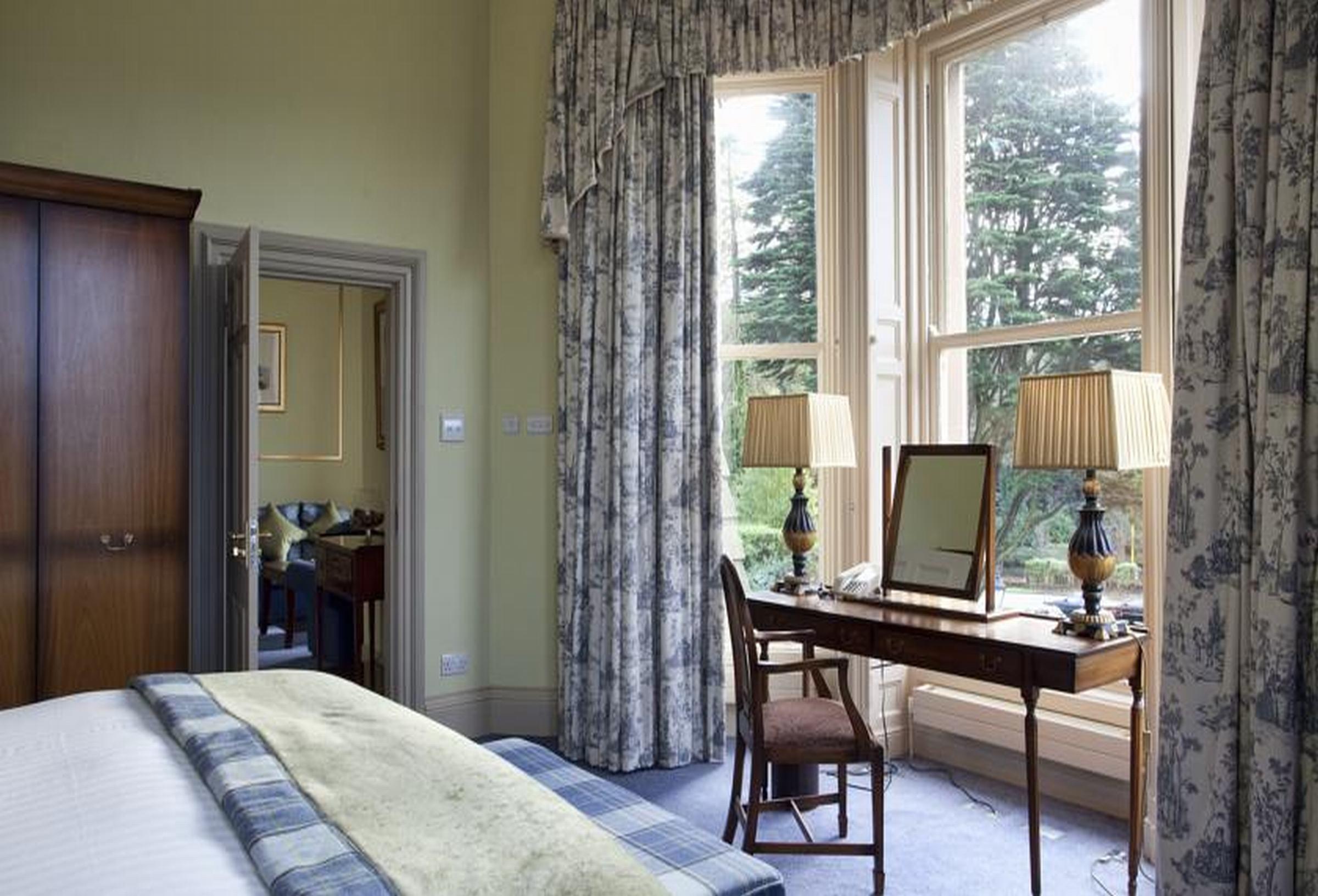 The Culloden Estate And Spa Холивуд Екстериор снимка A bedroom at the hotel