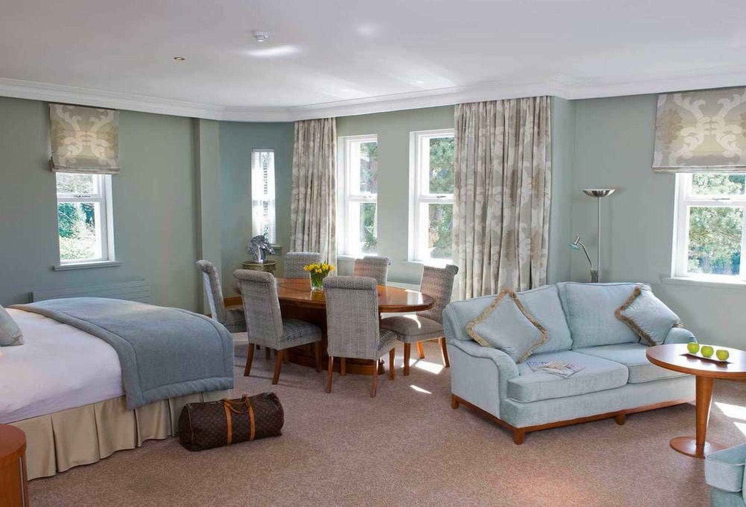 The Culloden Estate And Spa Холивуд Екстериор снимка A suite at the hotel