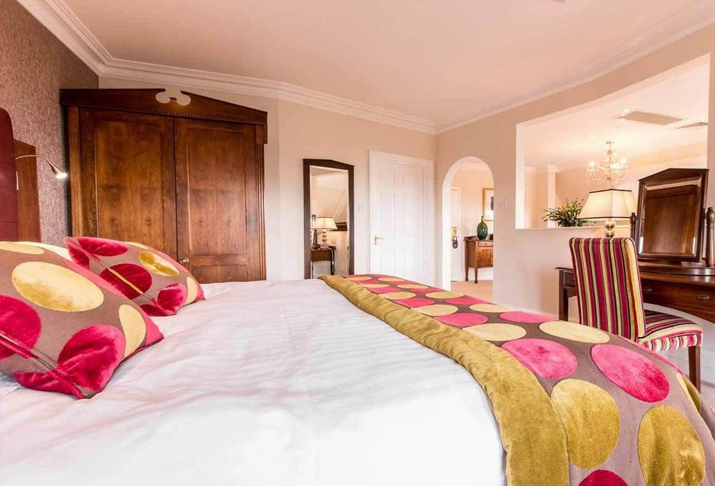 The Culloden Estate And Spa Холивуд Екстериор снимка A bedroom at the hotel