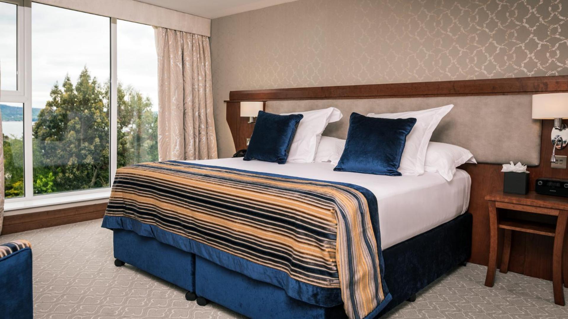 The Culloden Estate And Spa Холивуд Екстериор снимка A bedroom at the hotel