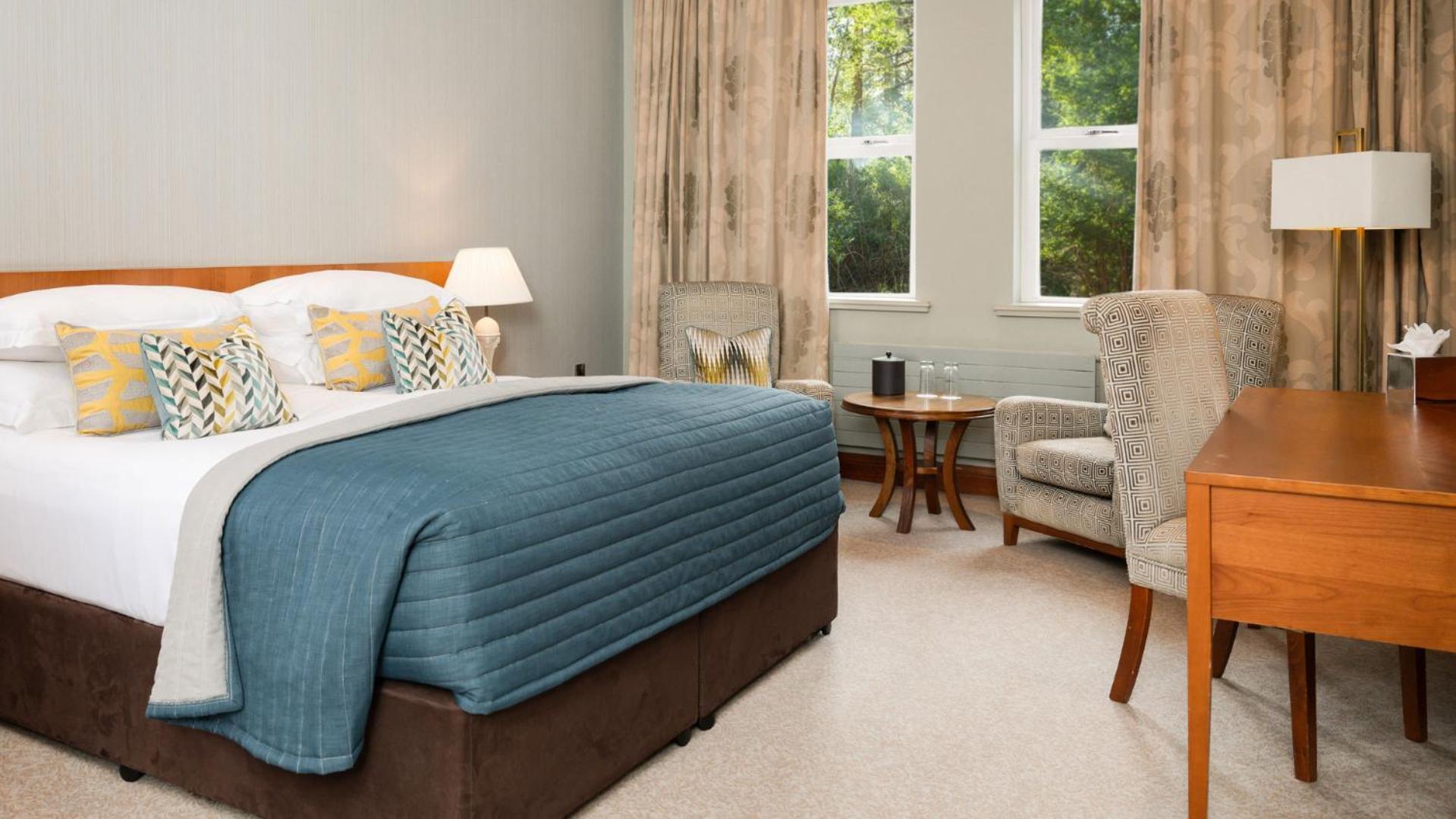 The Culloden Estate And Spa Холивуд Екстериор снимка A bedroom at the hotel