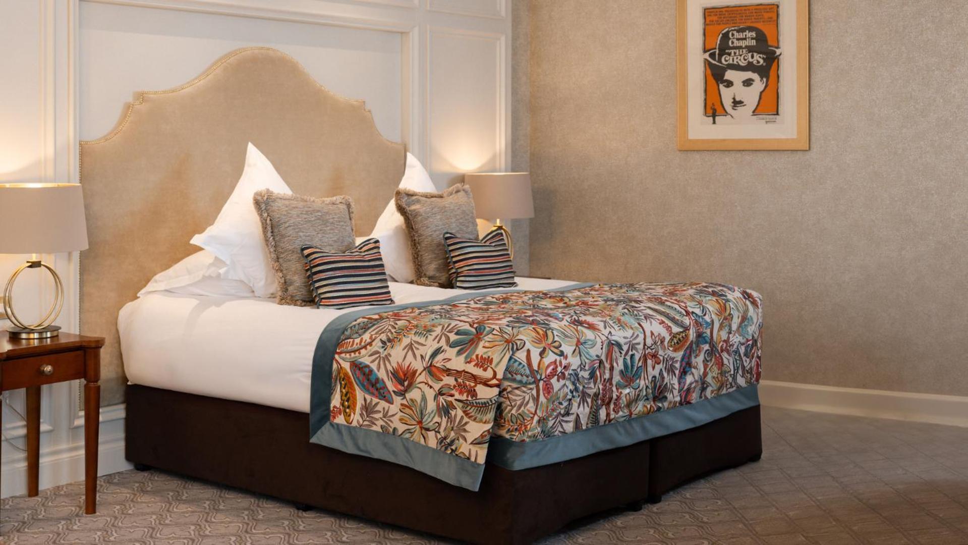 The Culloden Estate And Spa Холивуд Екстериор снимка A bed with a bed frame