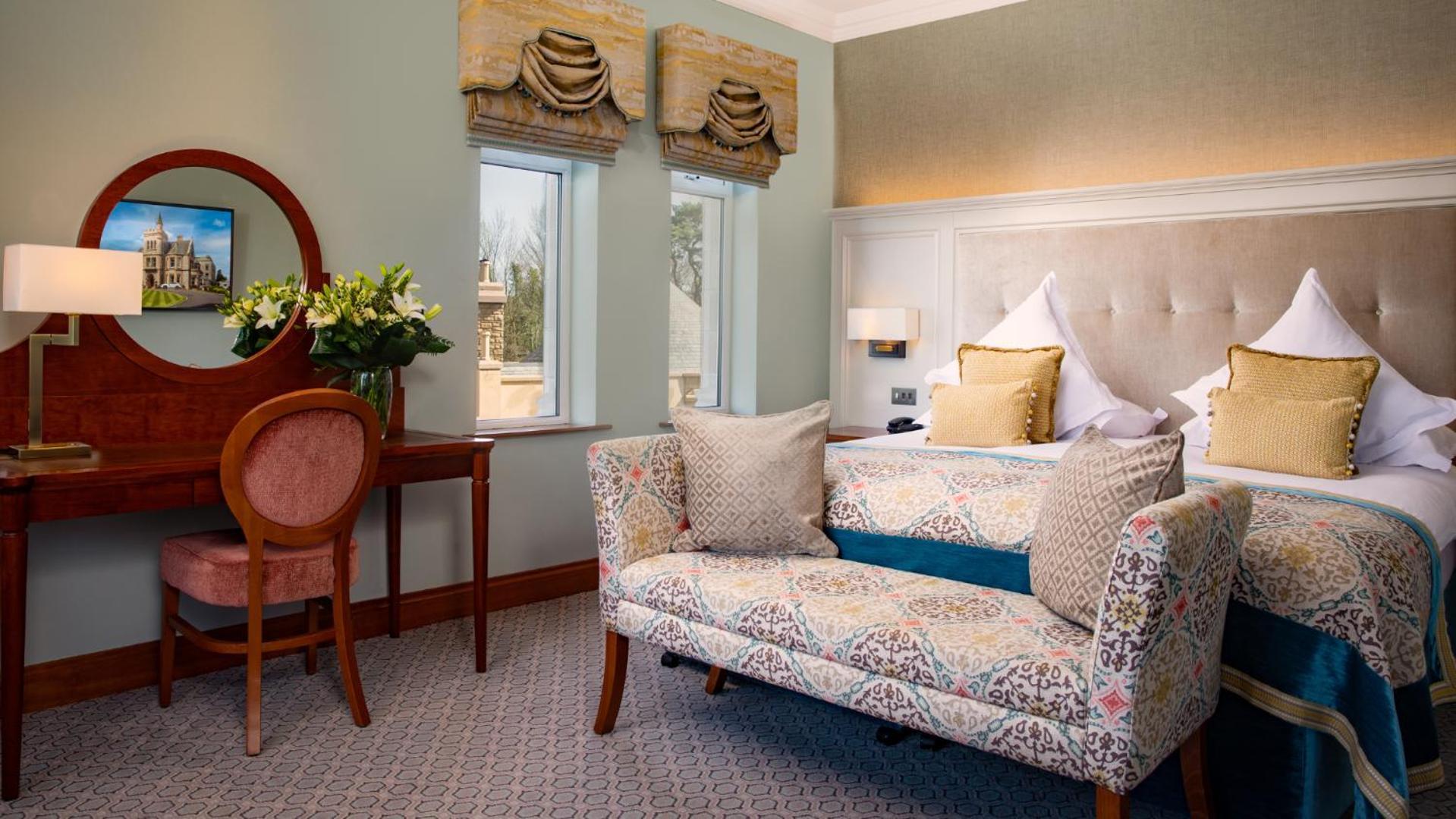 The Culloden Estate And Spa Холивуд Екстериор снимка A room at the hotel