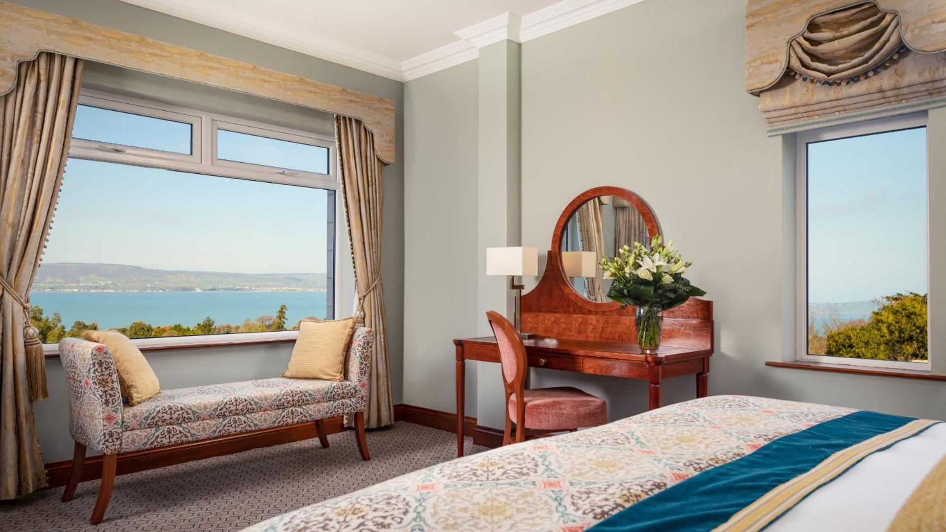 The Culloden Estate And Spa Холивуд Екстериор снимка A bedroom at the hotel