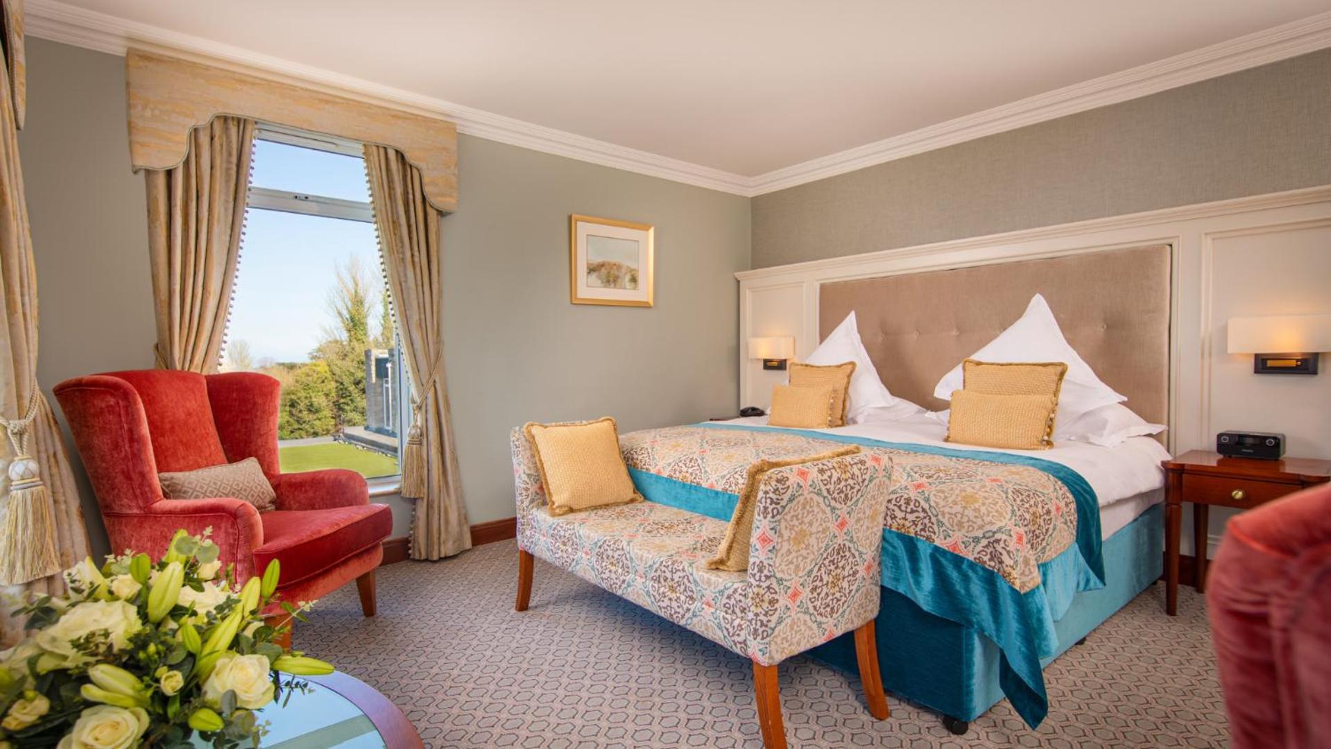 The Culloden Estate And Spa Холивуд Екстериор снимка A bedroom at the hotel