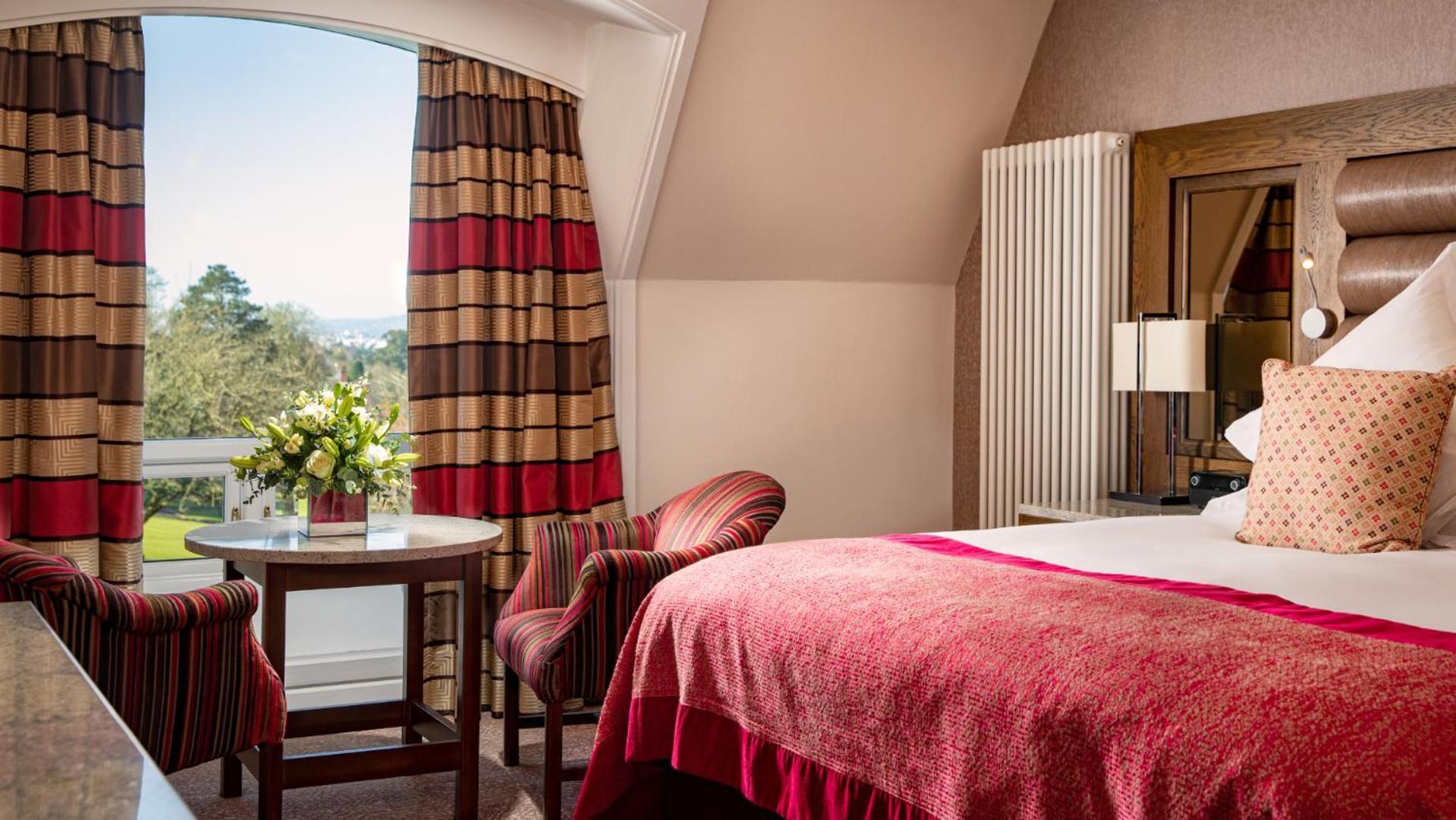 The Culloden Estate And Spa Холивуд Екстериор снимка A bedroom at the hotel