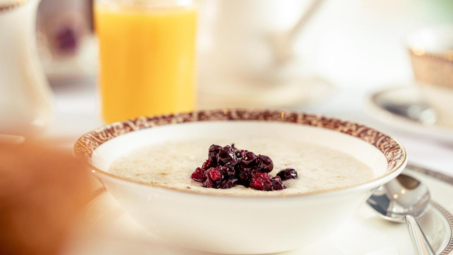 The Culloden Estate And Spa Холивуд Екстериор снимка Oatmeal with dried blueberries