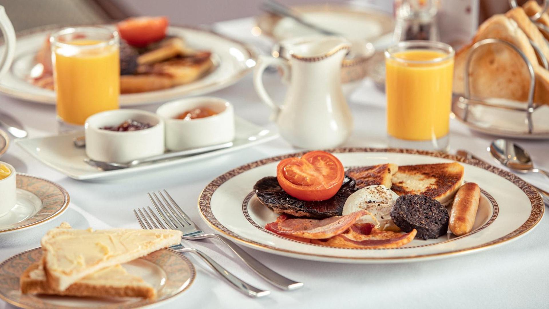 The Culloden Estate And Spa Холивуд Екстериор снимка A traditional Irish breakfast